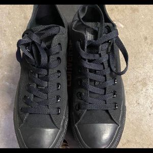 All black low top converse 💫💫
